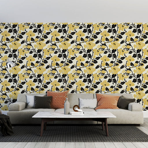 Un salon moderne avec un papier peint floral jaune et noir sur fond crème, créant une ambiance chaleureuse et accueillante.