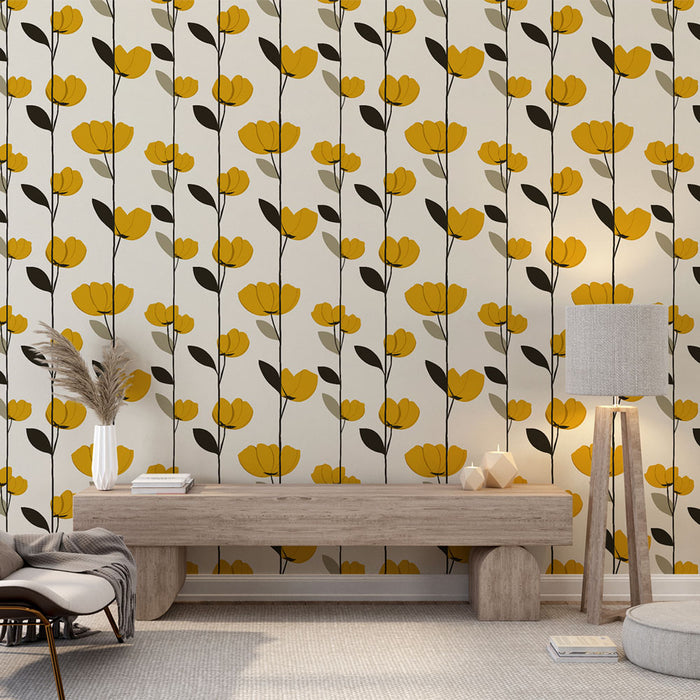 Une pièce lumineuse avec un papier peint floral jaune et noir représentant des fleurs stylisées sur un fond clair, créant une ambiance chaleureuse et accueillante.