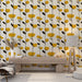 Une pièce lumineuse avec un papier peint floral jaune et noir représentant des fleurs stylisées sur un fond clair, créant une ambiance chaleureuse et accueillante.