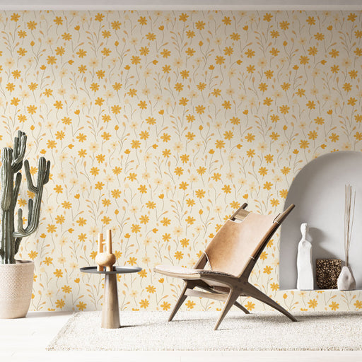 Une pièce lumineuse avec un papier peint floral jaune sur fond crème, créant une ambiance chaleureuse et joyeuse.