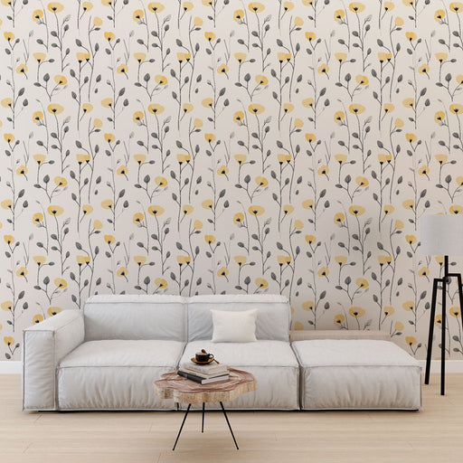 Un salon moderne avec un papier peint floral aux motifs de fleurs jaunes et grises sur fond clair, créant une ambiance fraîche et accueillante.