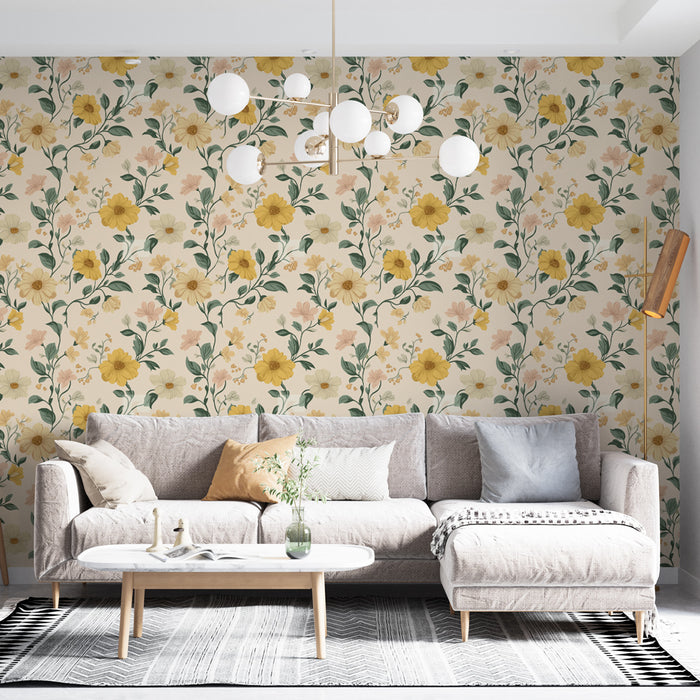 Un salon lumineux avec un papier peint floral aux motifs de grandes fleurs jaunes et roses sur fond crème, créant une atmosphère chaleureuse et accueillante.