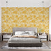 Une chambre moderne avec un papier peint floral jaune vif aux motifs luxuriants, créant une atmosphère chaleureuse et ensoleillée.