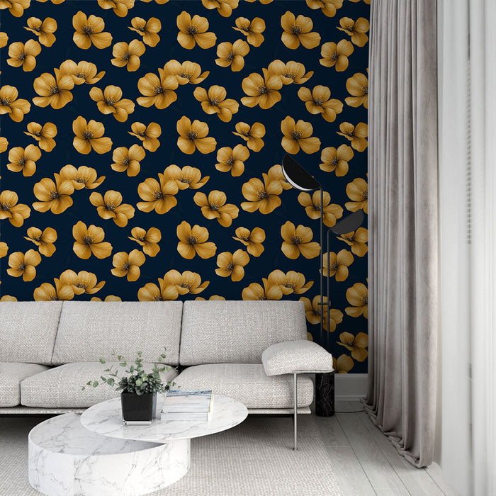 Un salon moderne avec un papier peint floral aux grandes fleurs jaunes sur fond bleu marine, créant une ambiance chaleureuse et élégante.