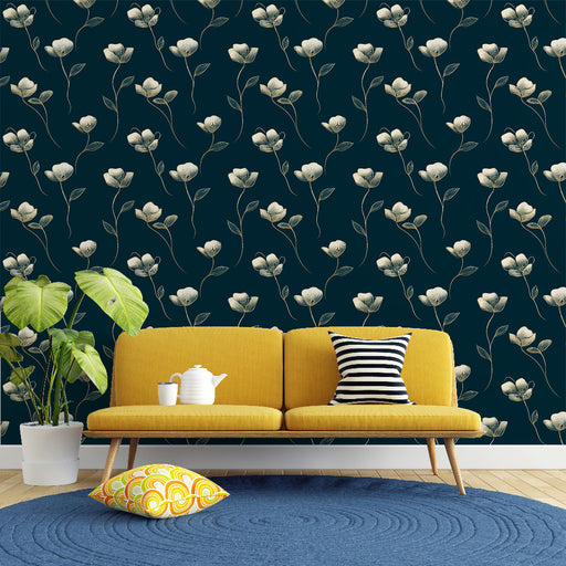 Un salon moderne avec un papier peint floral sur fond bleu nuit, présentant des fleurs blanches délicates qui apportent une atmosphère élégante et apaisante.