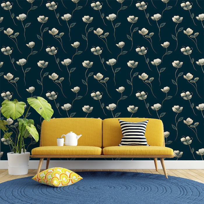 Un salon moderne avec un papier peint floral sur fond bleu nuit, présentant des fleurs blanches délicates qui apportent une atmosphère élégante et apaisante.