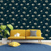 Un salon moderne avec un papier peint floral sur fond bleu nuit, présentant des fleurs blanches délicates qui apportent une atmosphère élégante et apaisante.