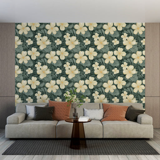 Un salon moderne avec un papier peint floral aux grandes fleurs blanches sur fond vert foncé, créant une atmosphère fraîche et accueillante.