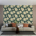 Un salon moderne avec un papier peint floral aux grandes fleurs blanches sur fond vert foncé, créant une atmosphère fraîche et accueillante.