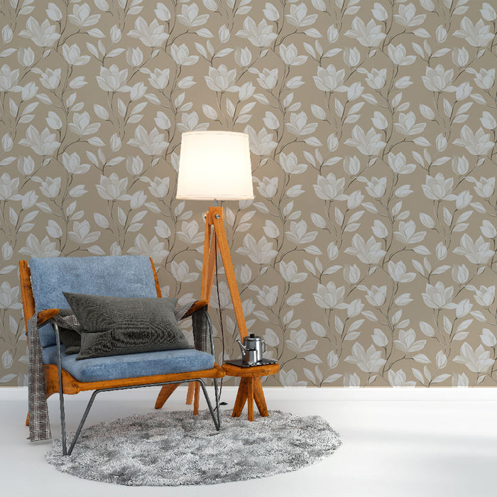 Une pièce chaleureuse avec un papier peint floral beige aux motifs de fleurs blanches, créant une ambiance douce et apaisante.