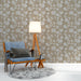 Une pièce chaleureuse avec un papier peint floral beige aux motifs de fleurs blanches, créant une ambiance douce et apaisante.