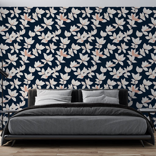 Une chambre moderne avec un papier peint floral sur fond bleu marine, aux motifs de fleurs blanches et roses, créant une atmosphère élégante et apaisante.
