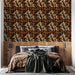Une chambre chaleureuse avec un papier peint floral aux motifs de fleurs blanches et brunes sur fond sombre, créant une ambiance naturelle et accueillante.