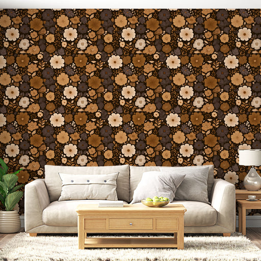 Un salon chaleureux avec un papier peint floral aux teintes marron et beige, créant une atmosphère accueillante et naturelle.