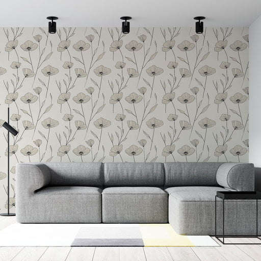Un salon contemporain avec un papier peint floral beige et noir illustrant des coquelicots délicats, créant une ambiance douce et élégante.