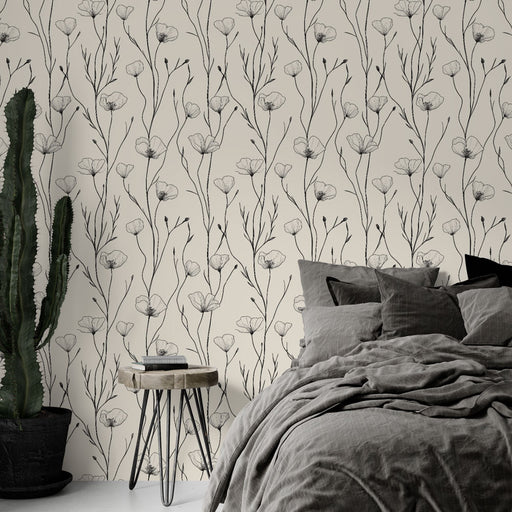 Une chambre élégante avec un papier peint floral noir et blanc représentant des fleurs délicates sur fond beige, créant une atmosphère apaisante et raffinée.