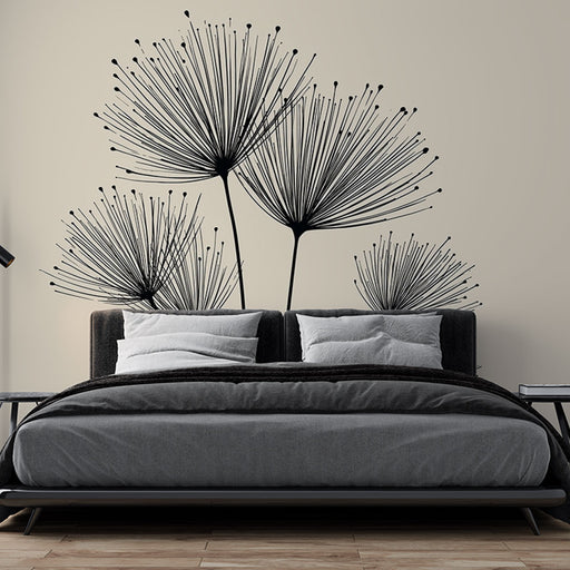Une chambre moderne avec un papier peint représentant de grandes fleurs stylisées noires sur un mur clair, créant une ambiance élégante et apaisante.