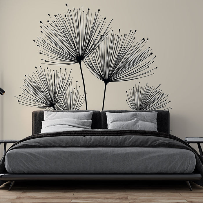 Une chambre moderne avec un papier peint représentant de grandes fleurs stylisées noires sur un mur clair, créant une ambiance élégante et apaisante.
