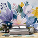 Une chambre moderne avec un papier peint floral aux teintes pastel et vives, créant une atmosphère joyeuse et apaisante.