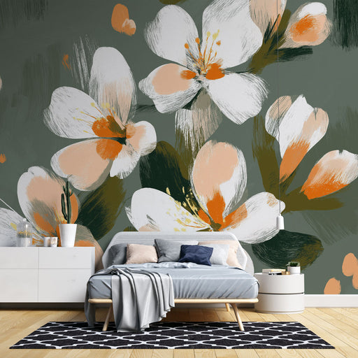 Une chambre élégante avec un papier peint floral aux grandes fleurs blanches et touches orangées sur fond vert, créant une atmosphère douce et apaisante.