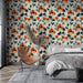 Une chambre moderne avec un papier peint floral aux motifs vibrants d'orange et de bleu sur fond clair, créant une ambiance chaleureuse et accueillante.