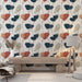 Une pièce lumineuse avec un papier peint floral aux motifs stylisés de fleurs dans des teintes chaudes et froides, créant une ambiance moderne et accueillante.