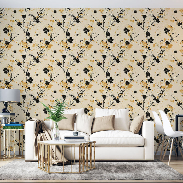 Un salon contemporain avec un papier peint floral beige et noir, orné de touches dorées, créant une atmosphère chaleureuse et élégante.