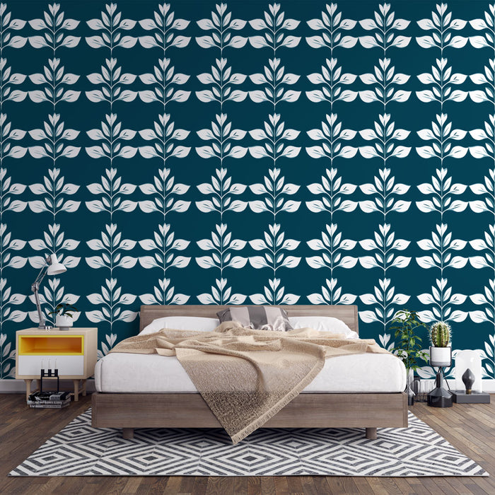 Une chambre moderne avec un papier peint floral bleu profond et blanc, créant une atmosphère apaisante et élégante.