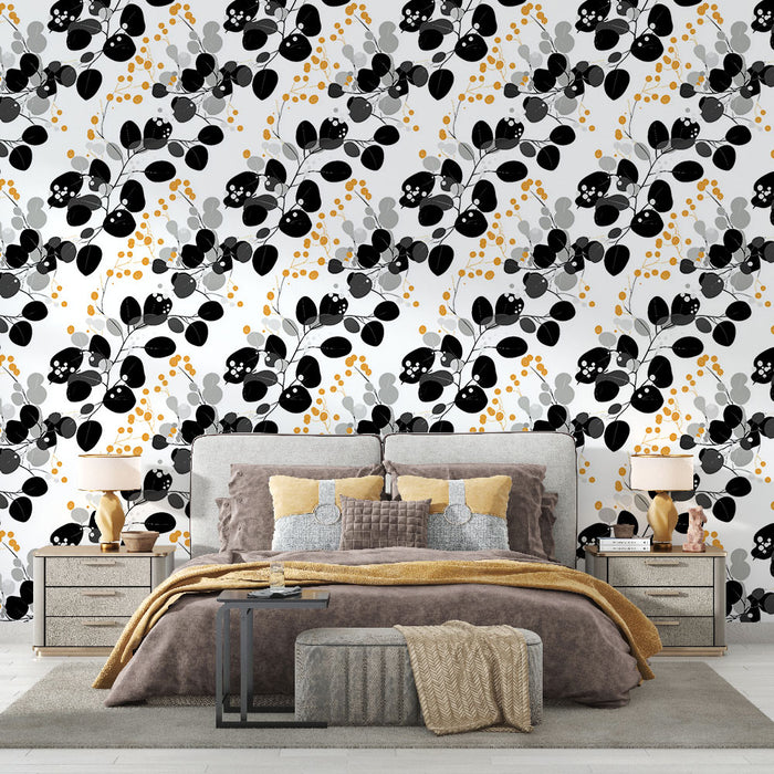 Une chambre élégante avec un papier peint floral noir, blanc et doré, mêlant des motifs de feuilles et de baies, créant une ambiance moderne et chaleureuse.