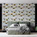 Une chambre moderne avec un papier peint floral aux motifs stylisés en noir, blanc et jaune, créant une ambiance élégante et apaisante.