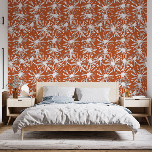 Une chambre moderne avec un papier peint terracotta orné de fleurs blanches stylisées, créant une ambiance chaleureuse et accueillante.