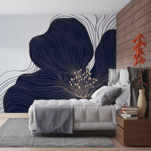 Une chambre moderne avec un papier peint floral bleu nuit aux lignes dorées délicates, créant une ambiance élégante et apaisante.