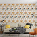 Un salon contemporain avec un papier peint floral aux teintes douces de beige, orange et bleu, créant une atmosphère chaleureuse et accueillante.