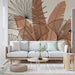 Un salon moderne avec un papier peint botanique aux motifs stylisés de feuilles dans des teintes terracotta et beige, créant une ambiance chaleureuse et naturelle.