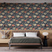 Une chambre moderne avec un papier peint floral aux motifs colorés de fleurs sur fond gris, créant une ambiance chaleureuse et accueillante.