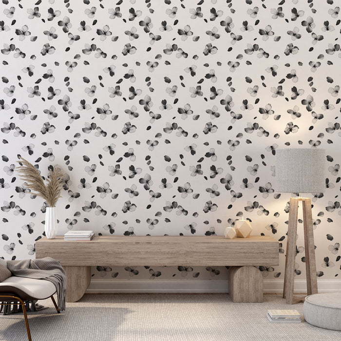 Un salon moderne avec un papier peint floral en noir et blanc, présentant des motifs délicats de fleurs et de feuilles, créant une atmosphère élégante et apaisante.