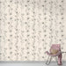 Une chambre moderne avec un papier peint floral noir et blanc représentant des fleurs délicates sur fond beige, créant une atmosphère douce et apaisante.