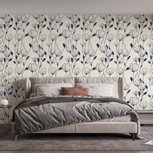 Une chambre élégante avec un papier peint floral bleu marine sur fond crème, créant une atmosphère apaisante et raffinée.