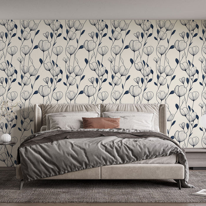 Une chambre élégante avec un papier peint floral bleu marine sur fond crème, créant une atmosphère apaisante et raffinée.