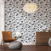 Une pièce moderne avec un papier peint floral noir et blanc aux motifs délicats, créant une ambiance élégante et apaisante.