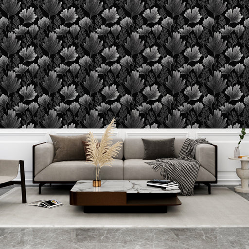 Un salon élégant avec un papier peint floral noir et argenté, aux motifs délicats qui créent une ambiance sophistiquée et contemporaine.