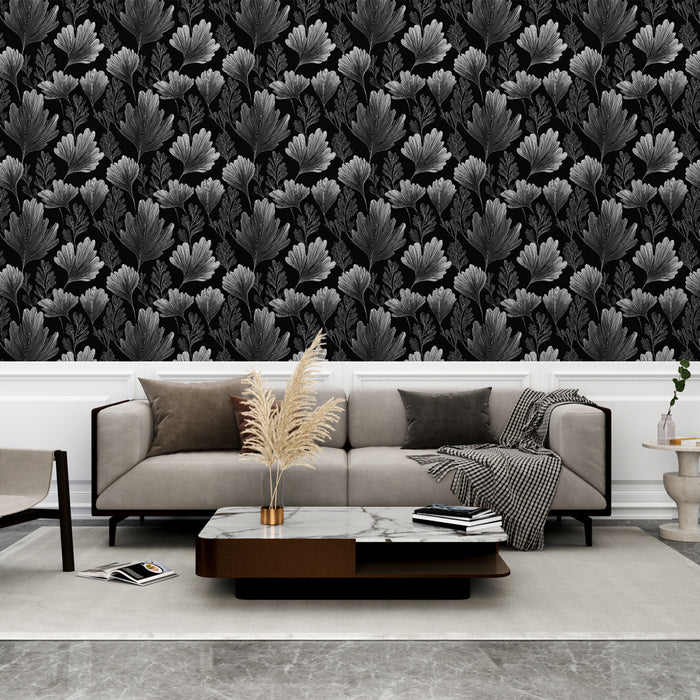 Un salon élégant avec un papier peint floral noir et argenté, aux motifs délicats qui créent une ambiance sophistiquée et contemporaine.