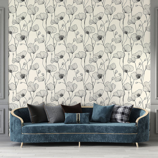 Un salon élégant avec un papier peint floral noir et blanc représentant des fleurs délicates sur un fond clair, créant une atmosphère douce et artistique.
