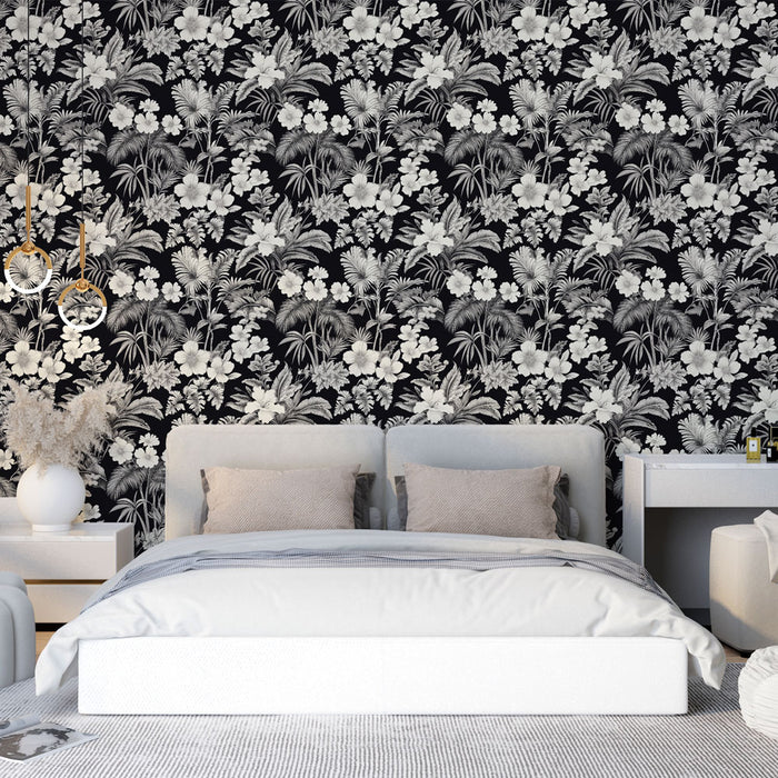 Une chambre moderne avec un papier peint floral noir et blanc, évoquant une ambiance élégante et sophistiquée grâce à ses motifs luxuriants.