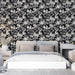 Une chambre moderne avec un papier peint floral noir et blanc, évoquant une ambiance élégante et sophistiquée grâce à ses motifs luxuriants.