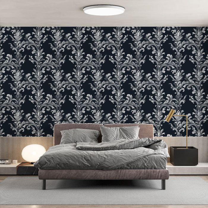 Une chambre moderne avec un papier peint damassé bleu nuit et argent, créant une ambiance élégante et raffinée.