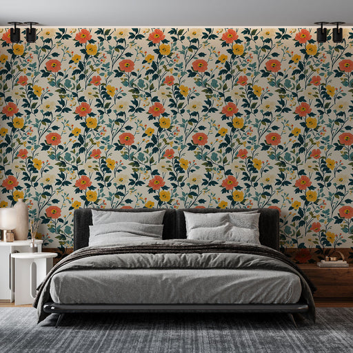 Une chambre moderne avec un papier peint floral aux motifs colorés de fleurs rouges et jaunes sur fond clair, créant une atmosphère chaleureuse et accueillante.