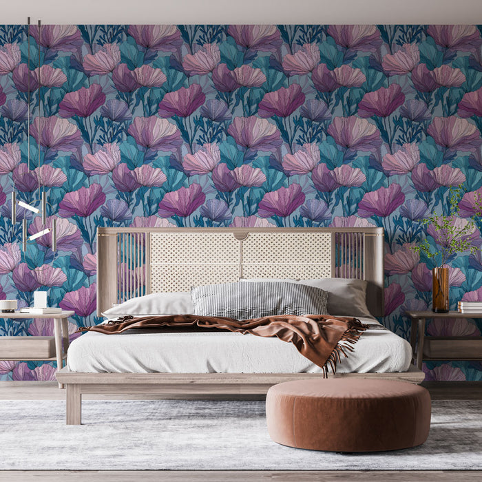 Une chambre moderne avec un papier peint floral aux teintes violettes et turquoise, créant une atmosphère fraîche et apaisante.