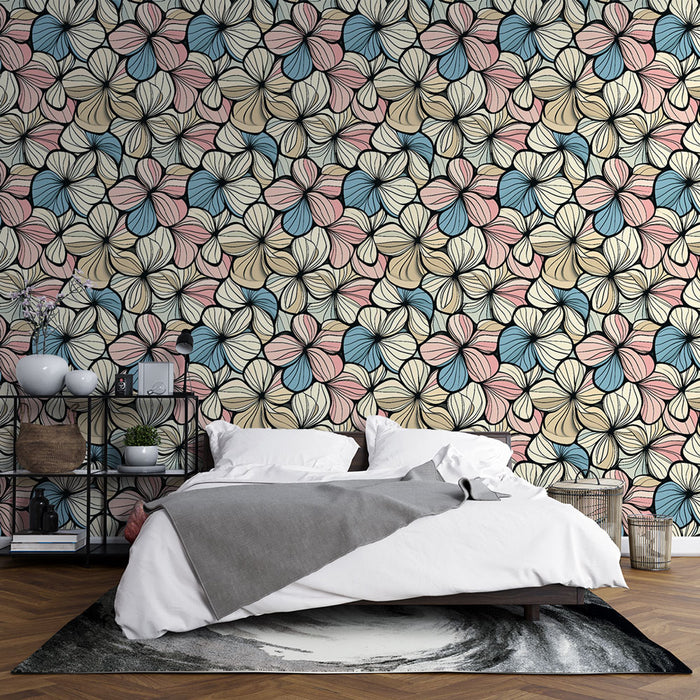 Une chambre moderne avec un papier peint floral aux motifs colorés de fleurs roses, bleues et crème sur fond clair, créant une atmosphère joyeuse et accueillante.