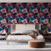 Une chambre moderne avec un papier peint floral aux grandes fleurs colorées sur fond noir, créant une atmosphère vibrante et chaleureuse.